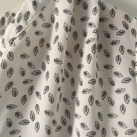 Leaf pattern V neck top - Picture 3 of 4